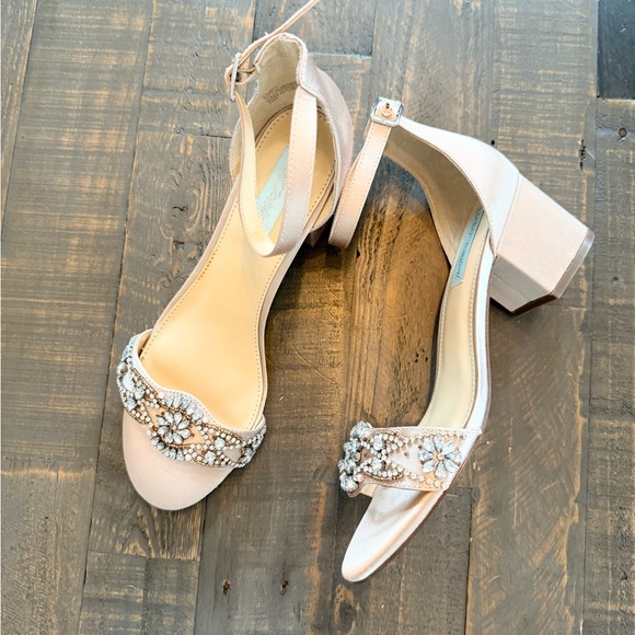 Betsey Johnson champagne  Embellished Heels size 8.5 - Picture 1 of 8